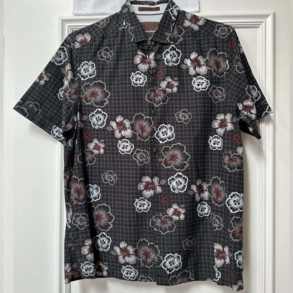 Tommy Bahama Men’s Short Sleeve Hawaiian style shirt Size small
